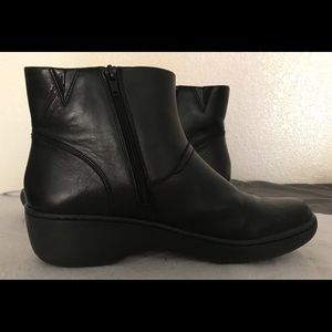 Clacks black boots